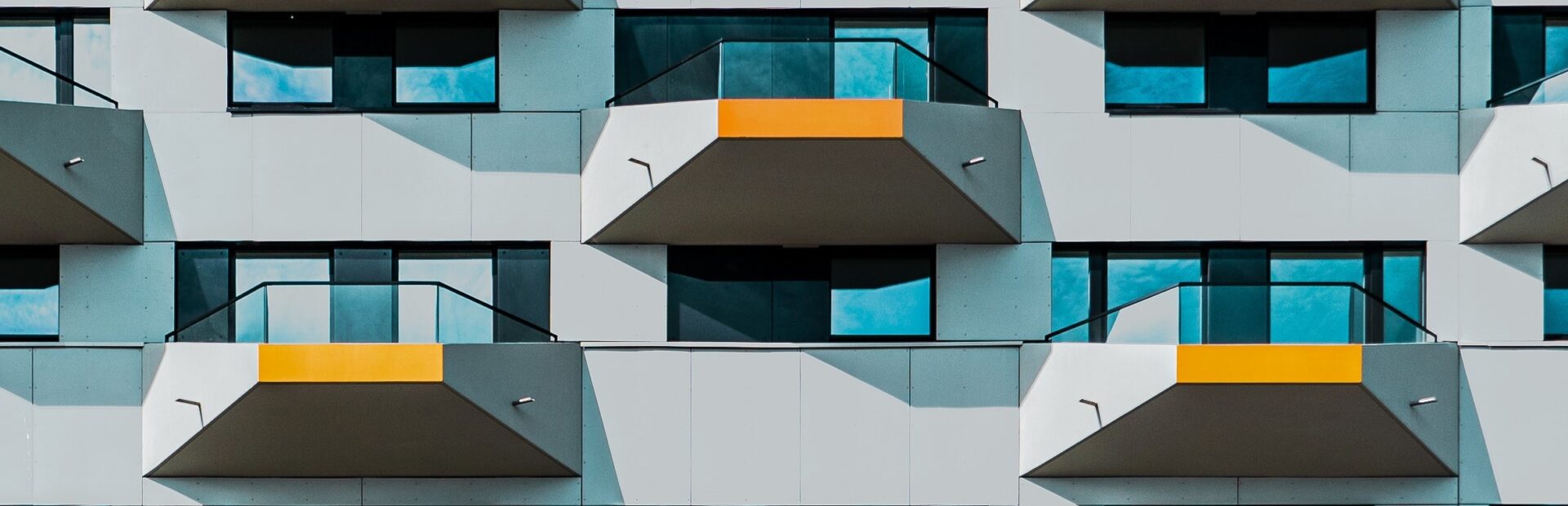 Зотов х Universal University. Как откликается конструктивизм в предметном и промышленном дизайне