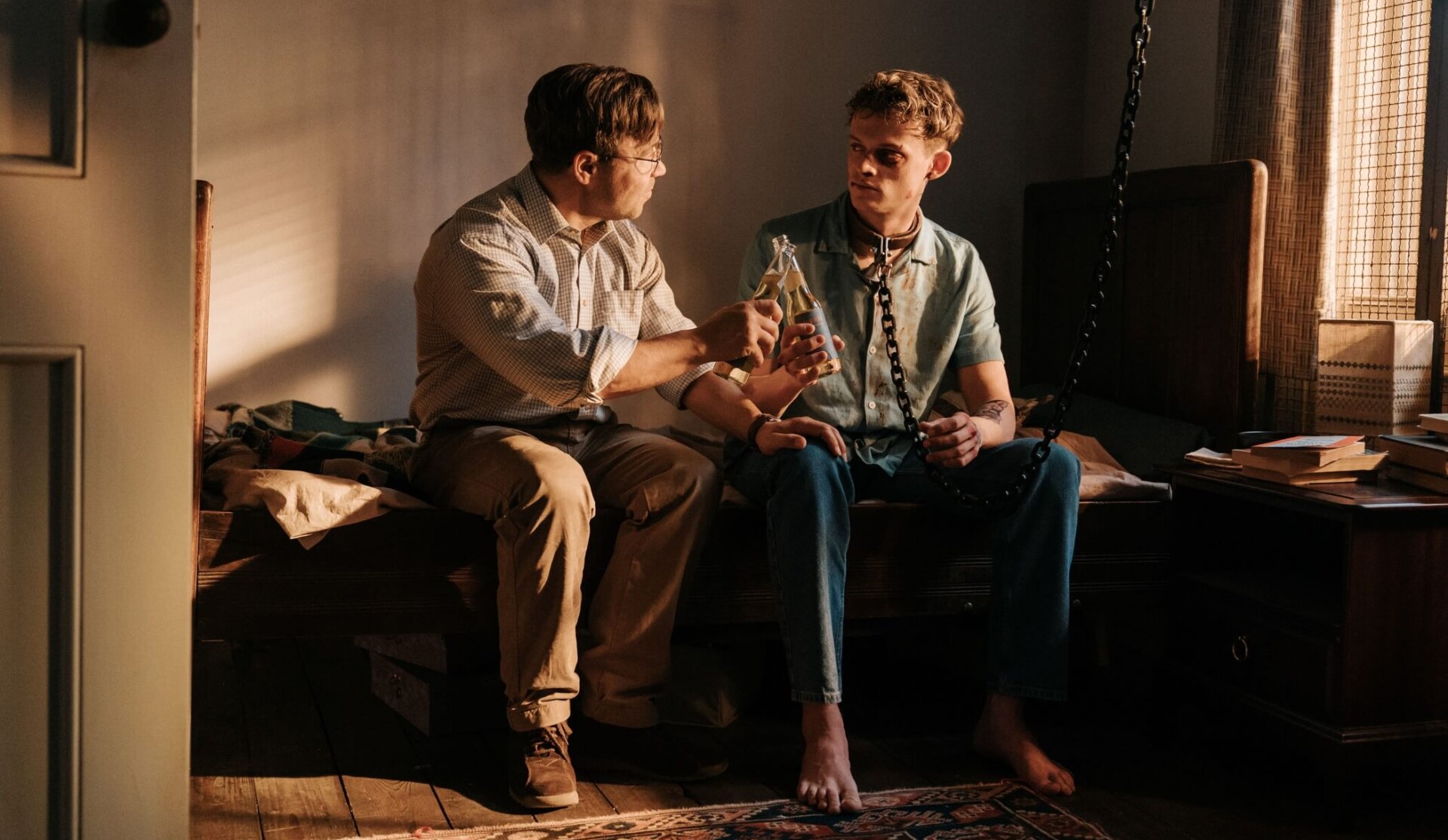 Специальный показ. На цепи / Good boy