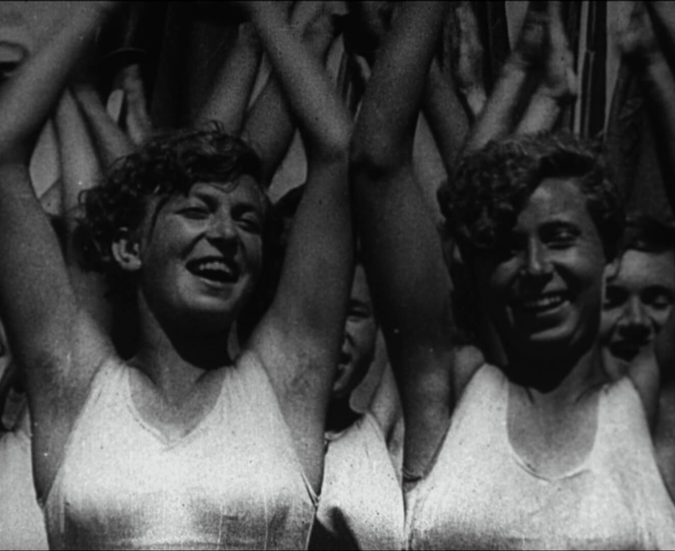 Экскурсия по выставке «Дзига Вертов. Киноглаз» и кинопоказ Колыбельная / Тебе, фронт!